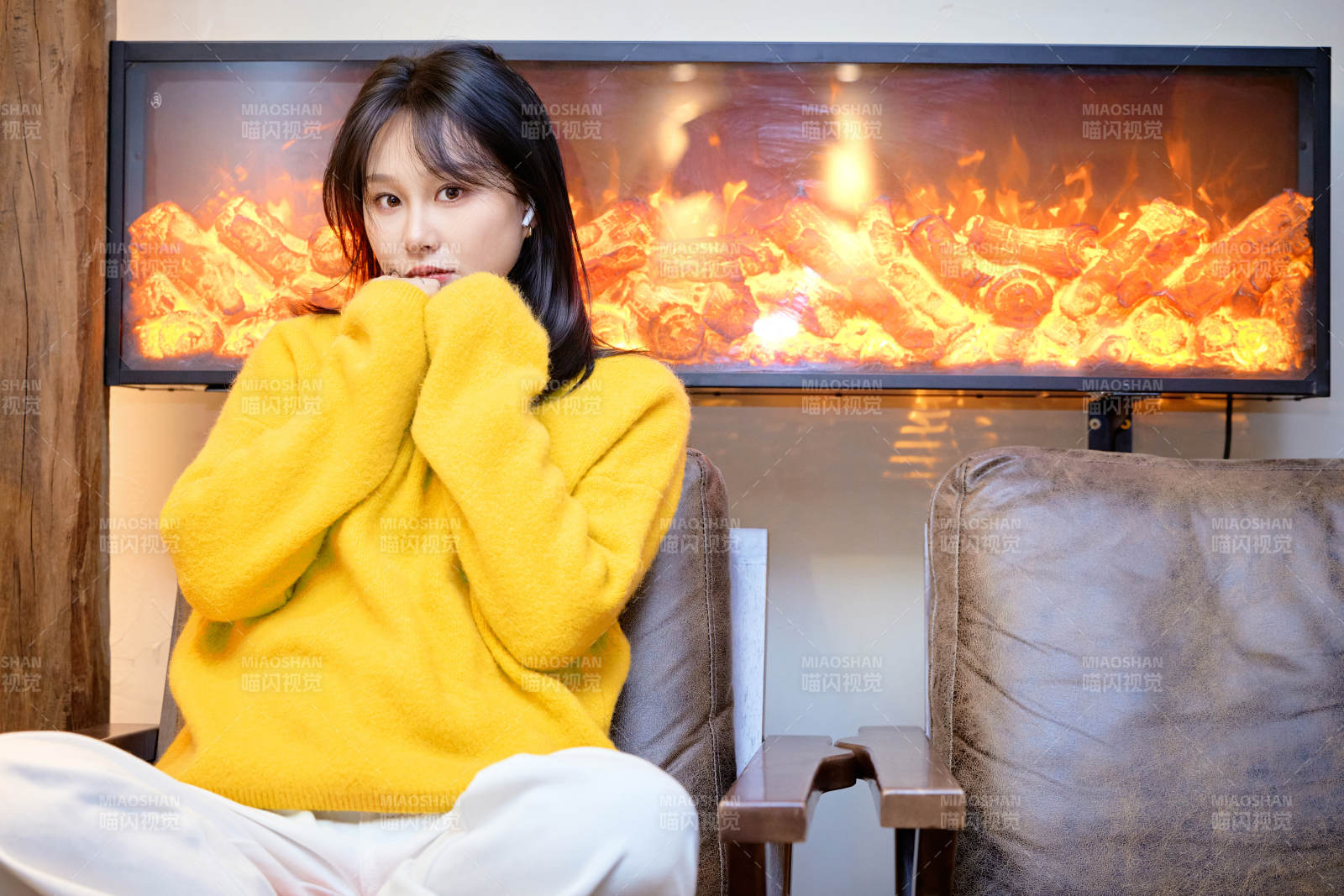 冬季在网红打卡店探店拍照的东方美女图片