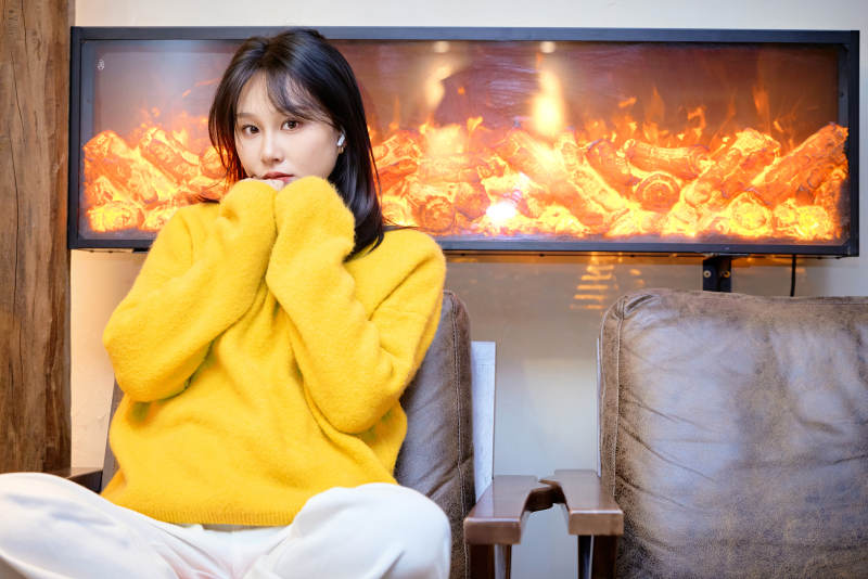 冬季在网红打卡店探店拍照的东方美女图片