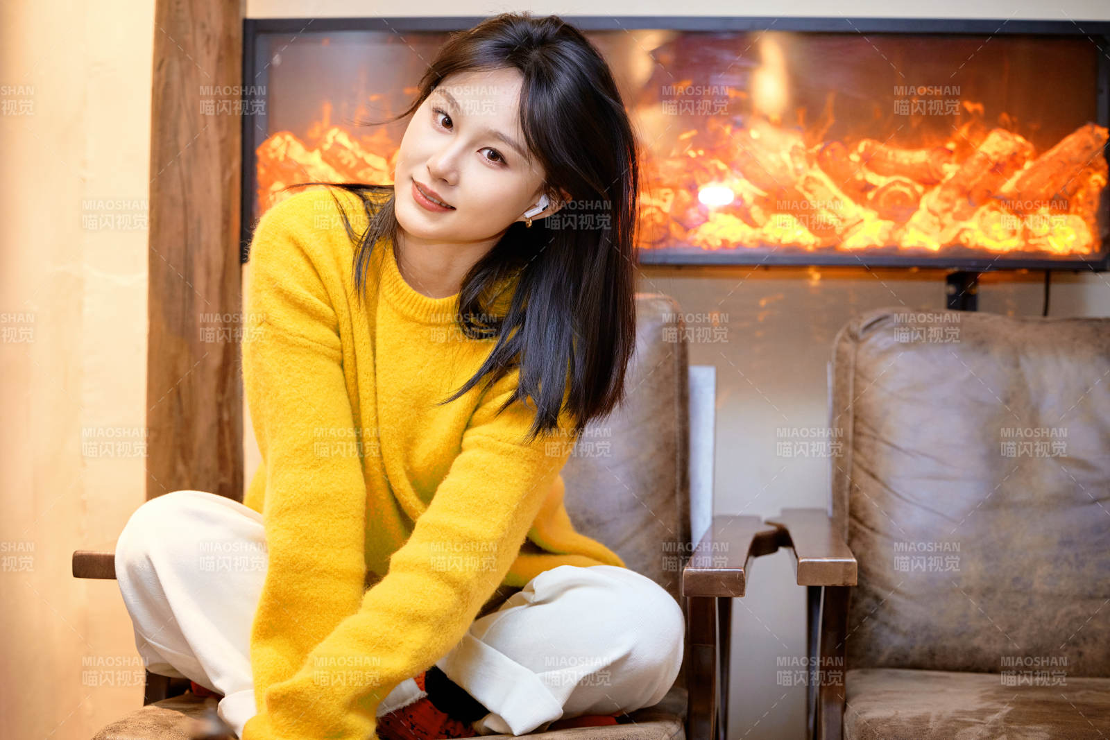 冬季在网红打卡店探店拍照的东方美女图片