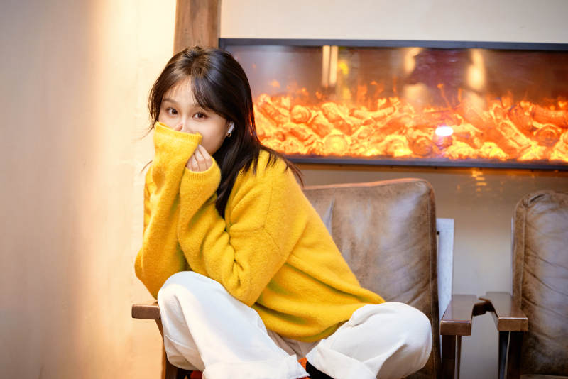 冬季在网红打卡店探店拍照的东方美女图片