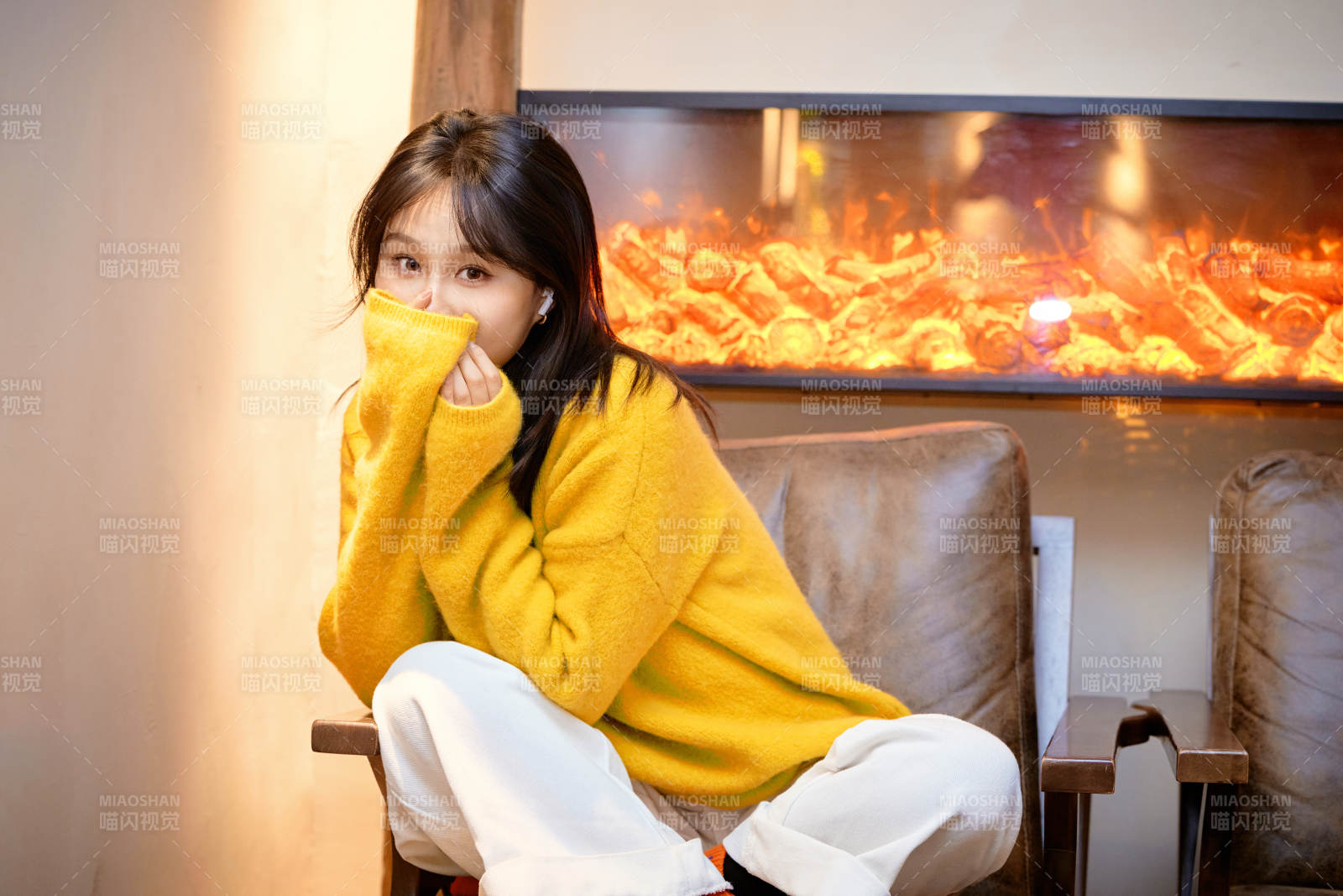 冬季在网红打卡店探店拍照的东方美女图片