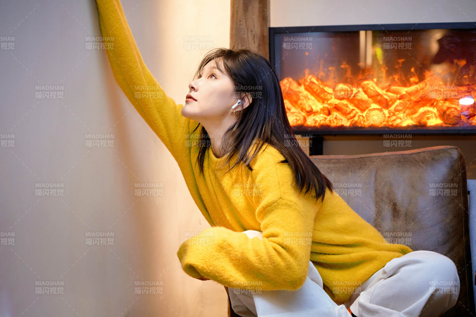 冬季在网红打卡店探店拍照的东方美女图片