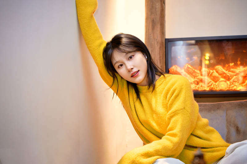 冬季在网红打卡店探店拍照的东方美女图片