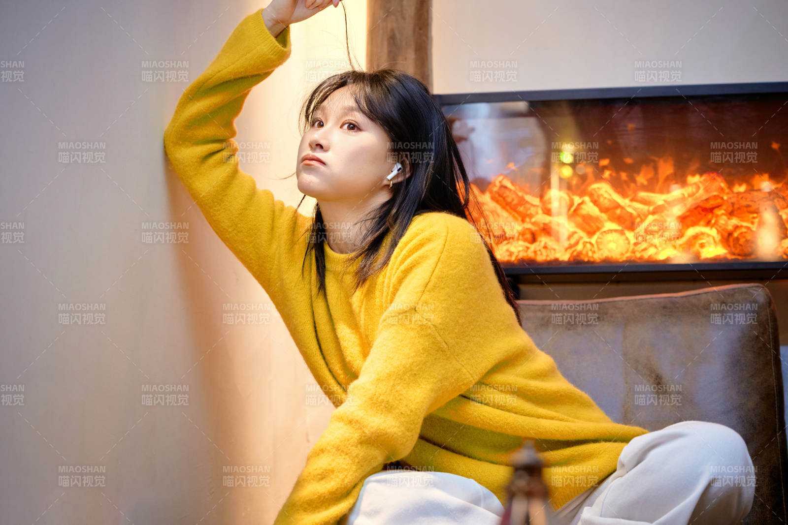 冬季在网红打卡店探店拍照的东方美女图片