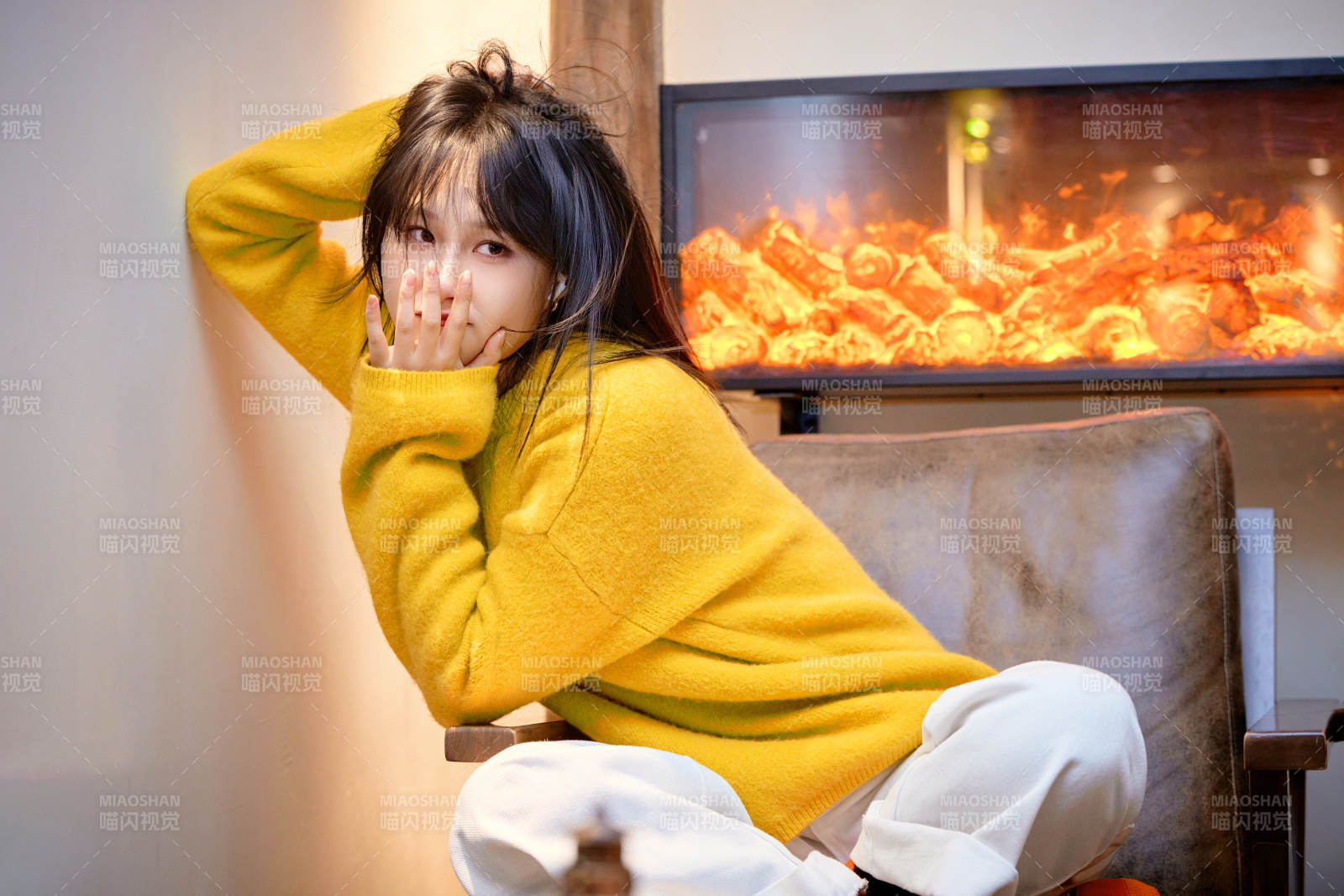 冬季在网红打卡店探店拍照的东方美女图片