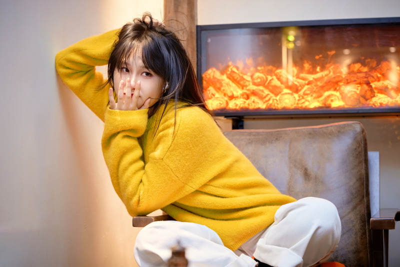 冬季在网红打卡店探店拍照的东方美女图片