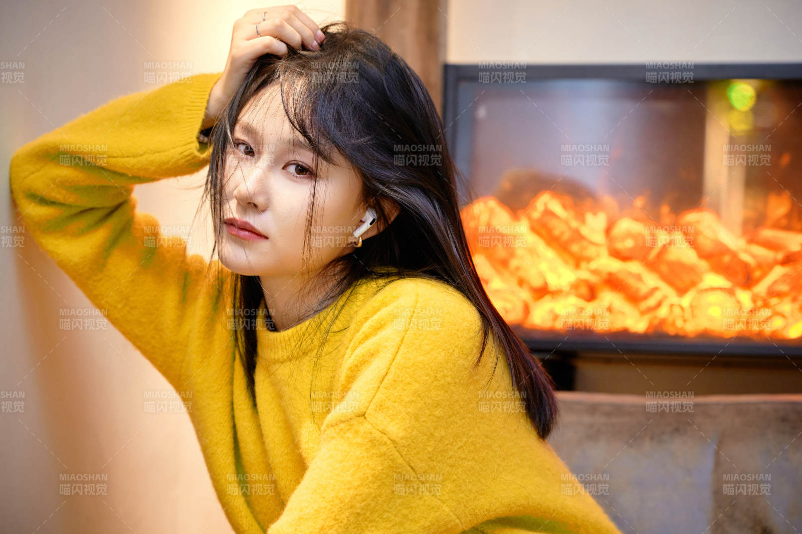 冬季在网红打卡店探店拍照的东方美女图片