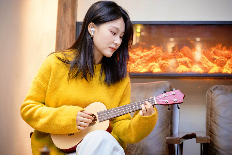 弹奏尤克里里的亚洲美女图片