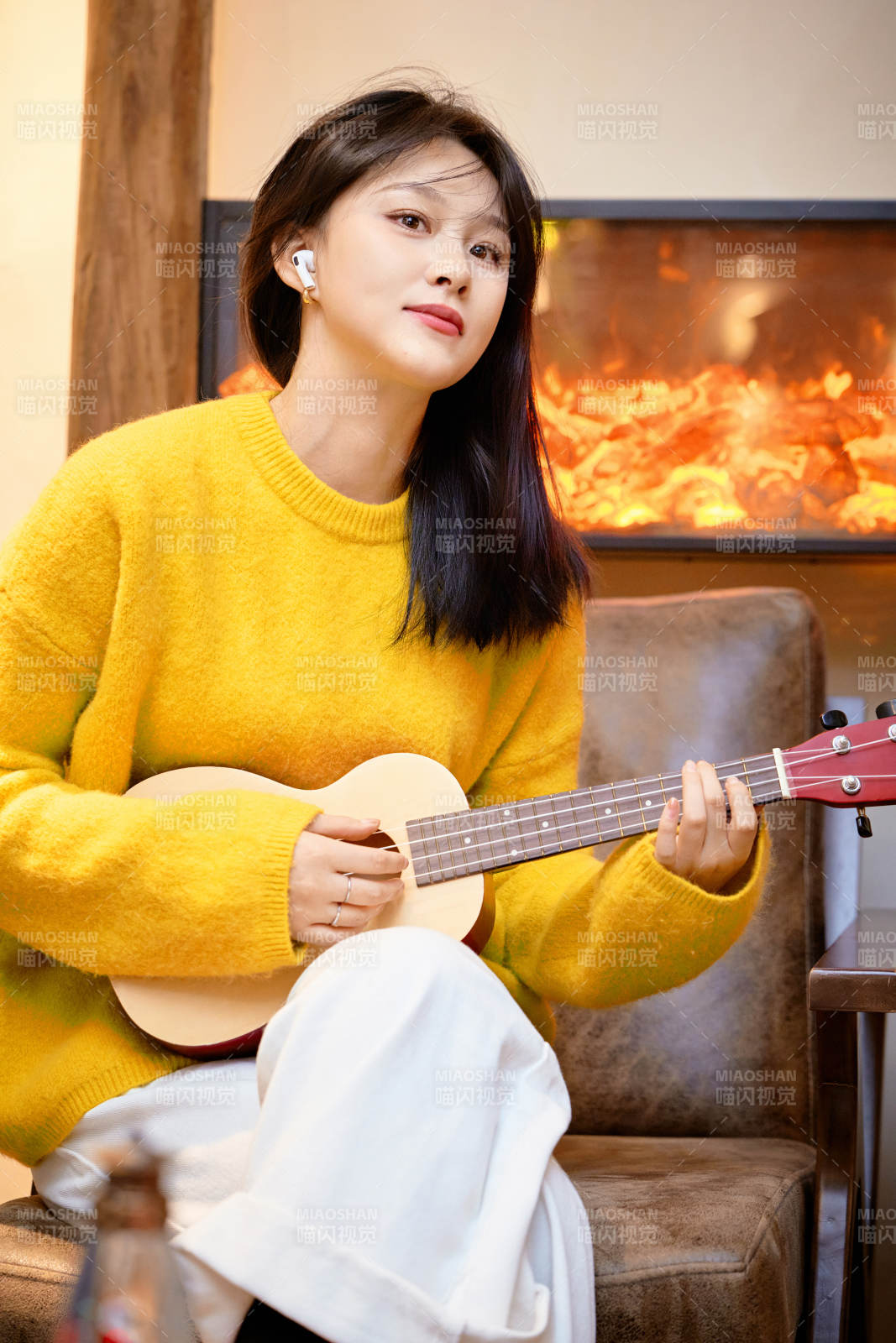 弹奏尤克里里的亚洲美女图片