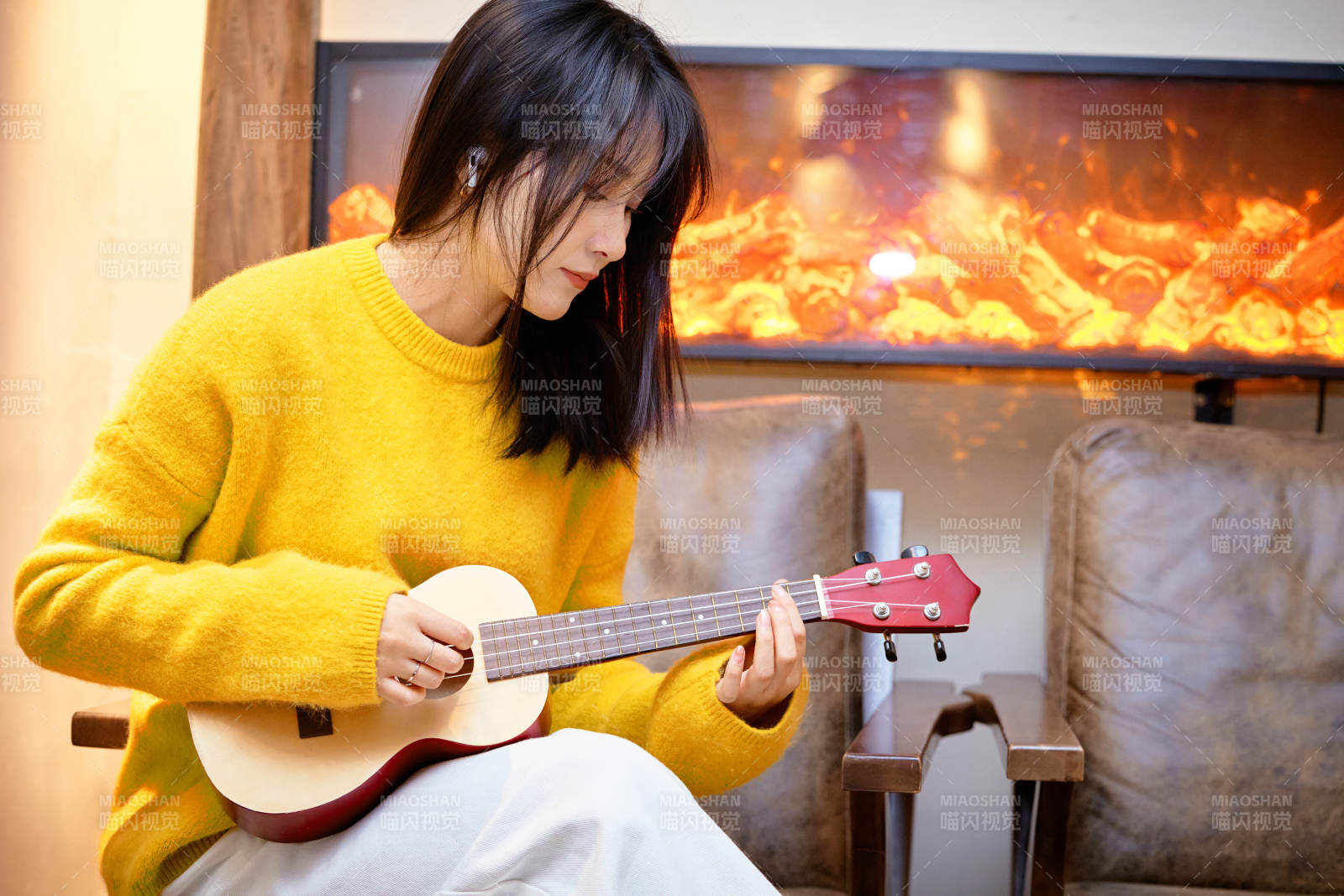 弹奏尤克里里的亚洲美女图片