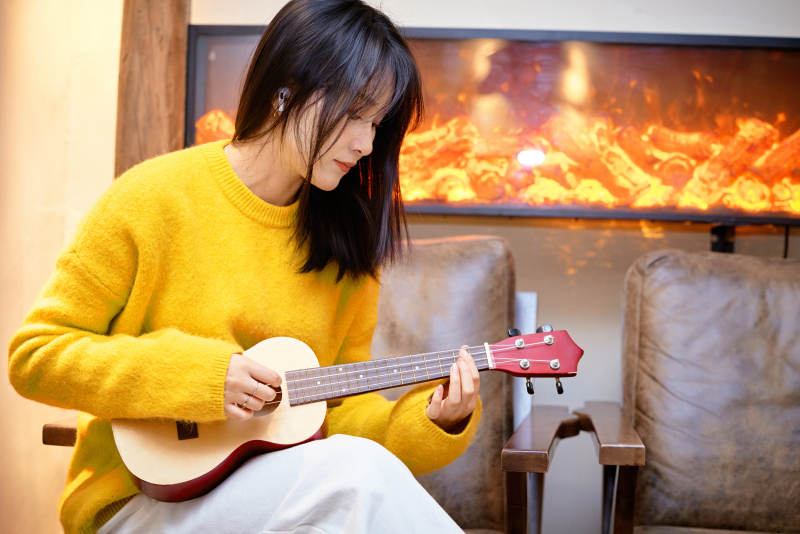 弹奏尤克里里的亚洲美女图片