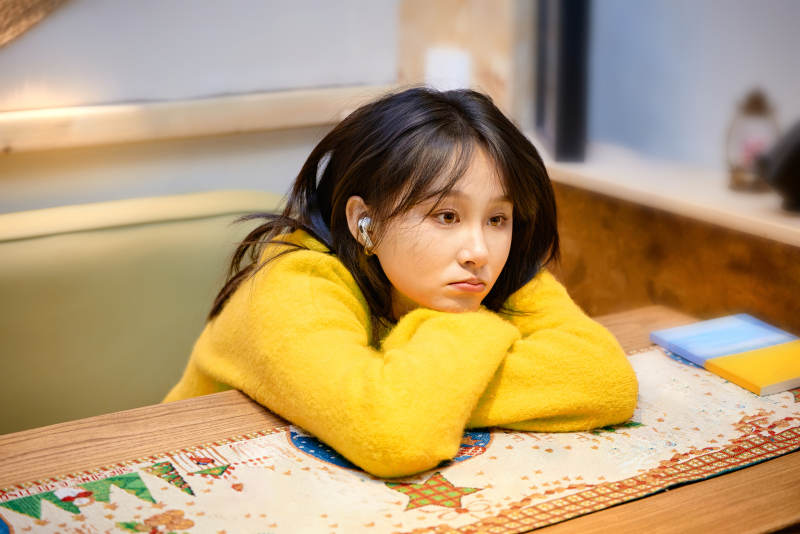 冬季在网红打卡店探店拍照的东方美女图片