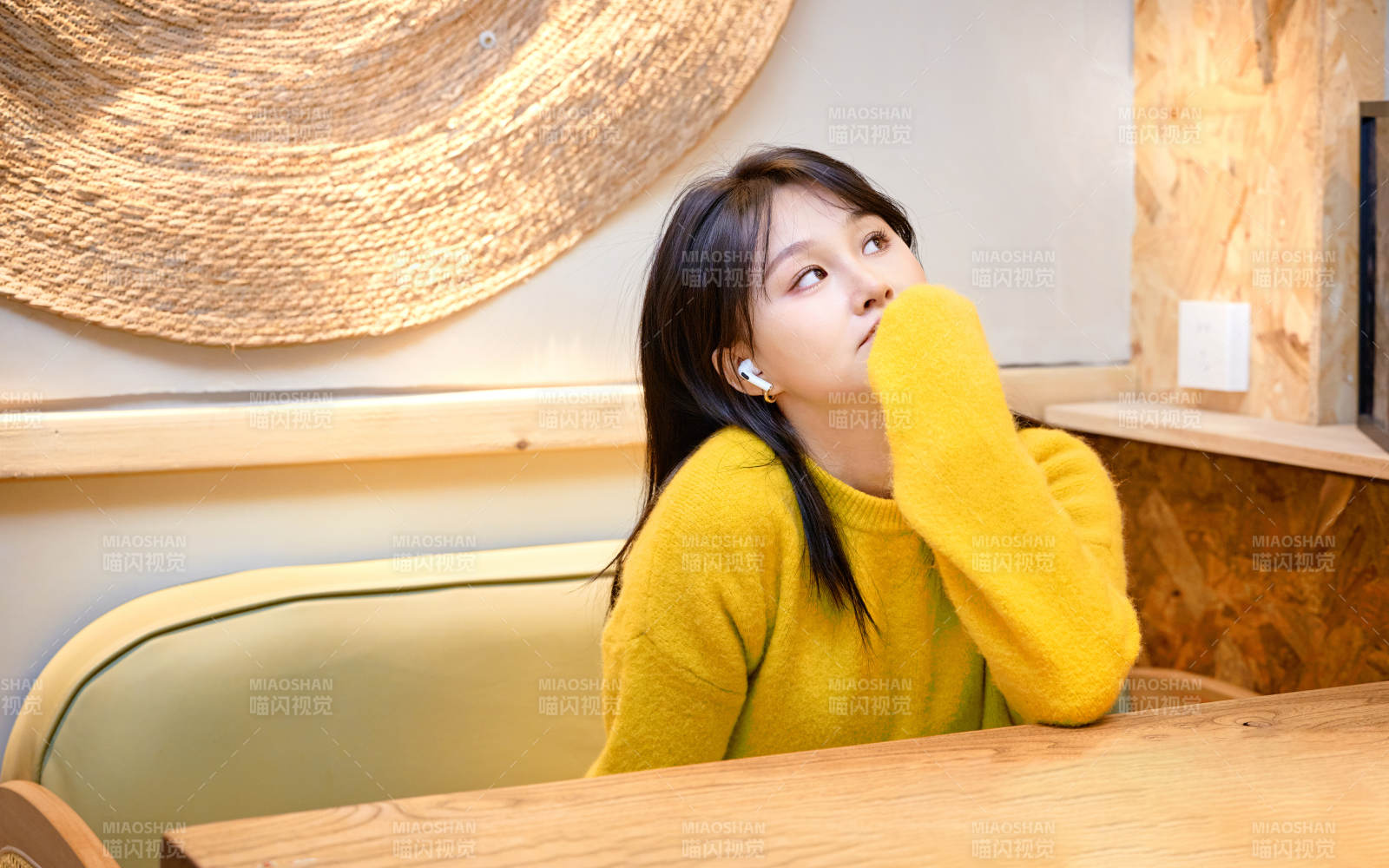 冬季在网红打卡店探店拍照的东方美女图片