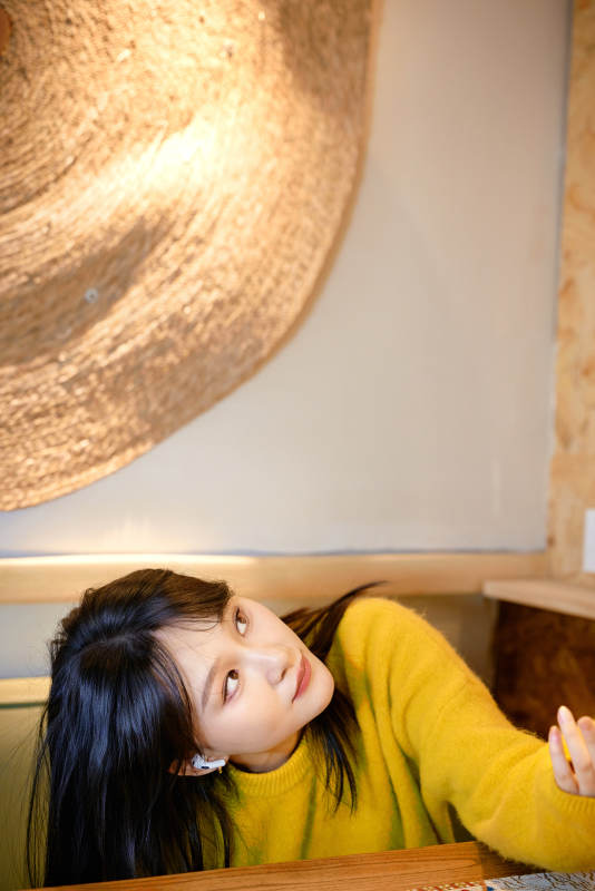 冬季在网红打卡店探店拍照的东方美女图片