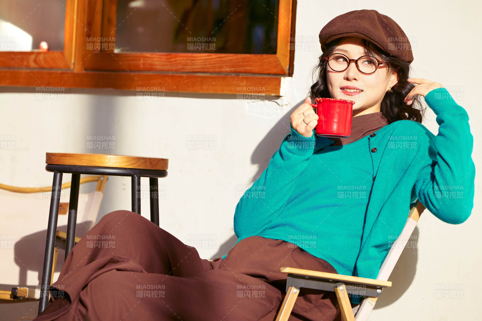 冬日午后在城市户外享受阳光的亚洲美女图片