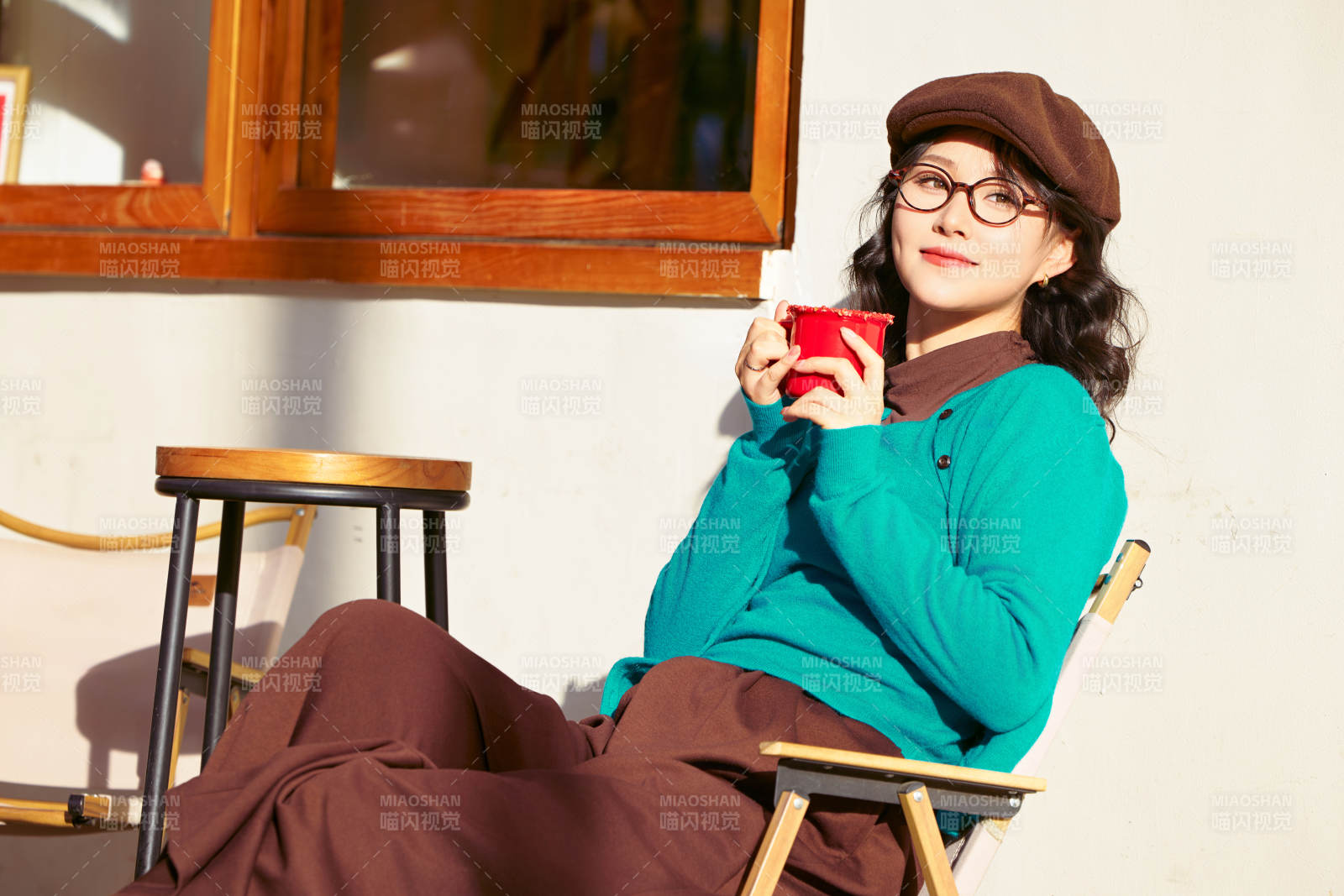 冬日午后在城市户外享受阳光的亚洲美女图片