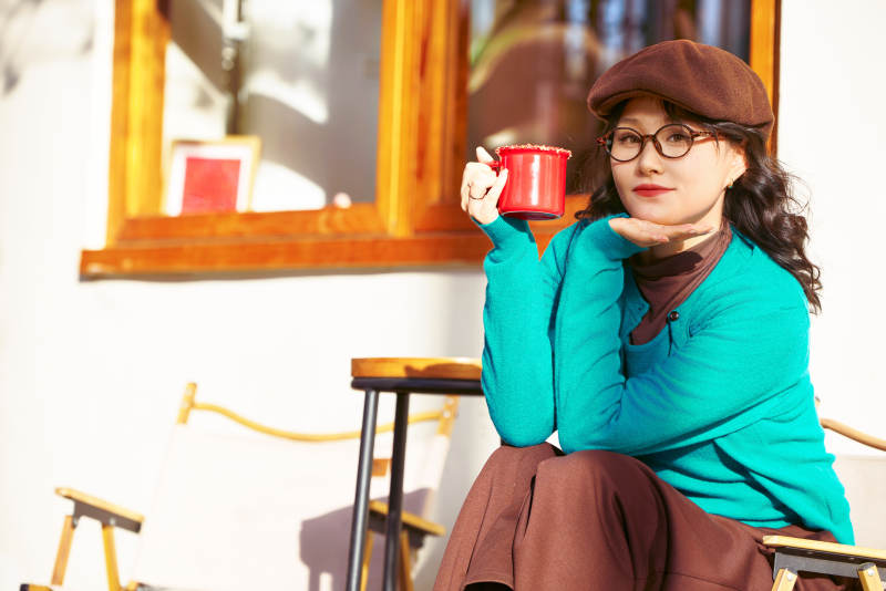 冬日午后在城市户外享受阳光的亚洲美女图片