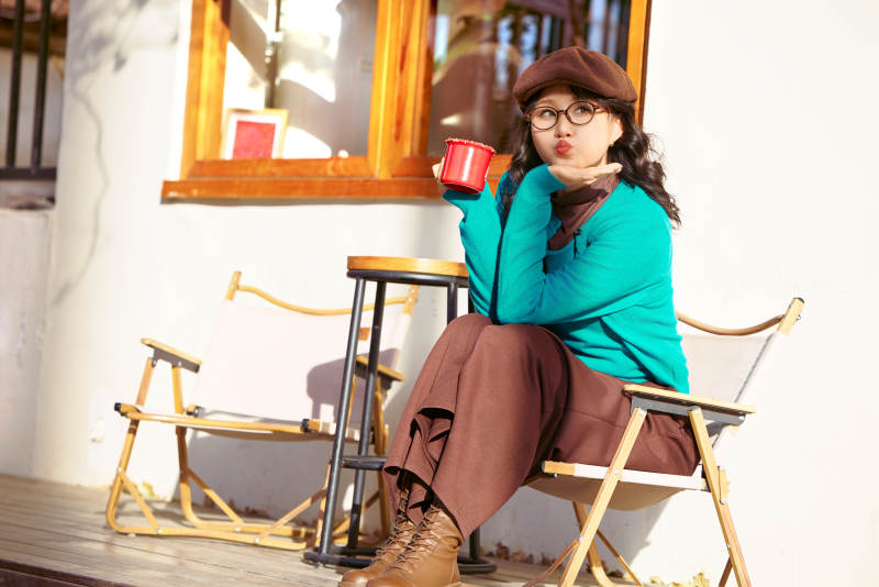 冬日午后在城市户外享受阳光的亚洲美女图片