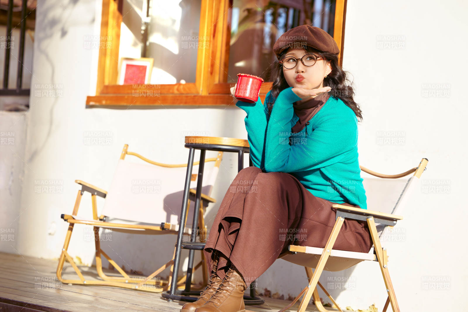 冬日午后在城市户外享受阳光的亚洲美女图片