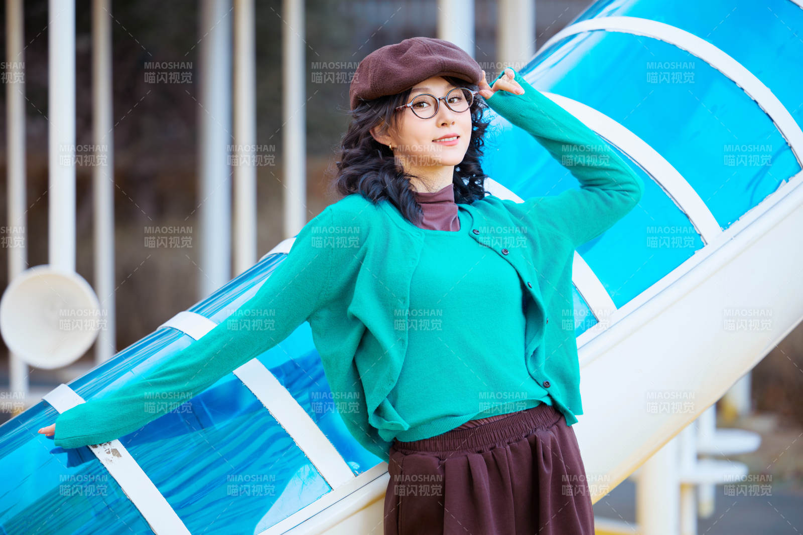 初冬季节在户外拍照的亚洲美女图片