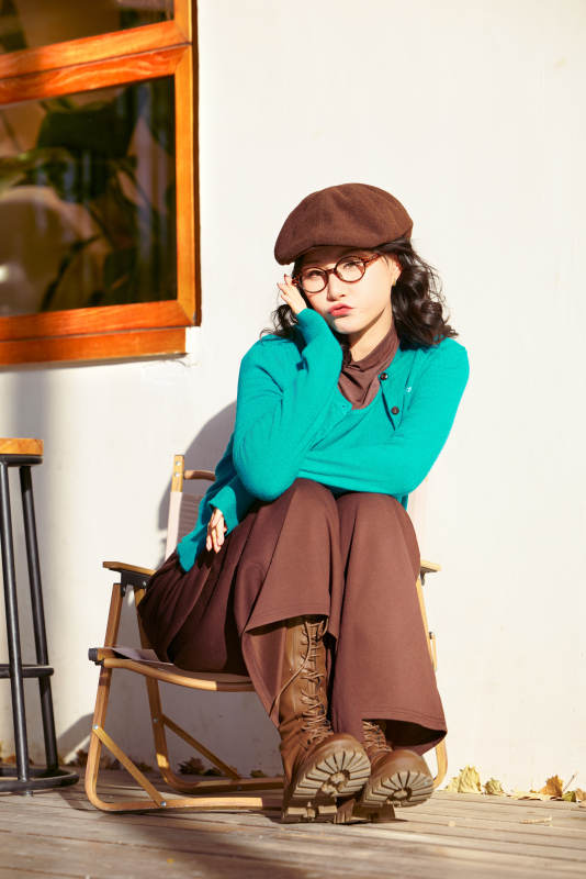 冬日午后在城市户外享受阳光的亚洲美女图片