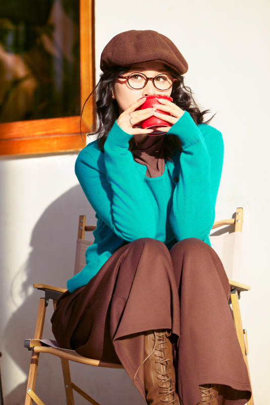 冬日午后在城市户外享受阳光的亚洲美女图片