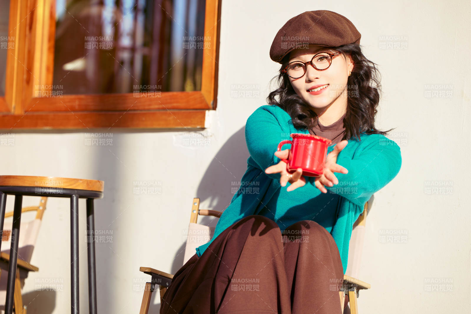 冬日午后在城市户外享受阳光的亚洲美女图片