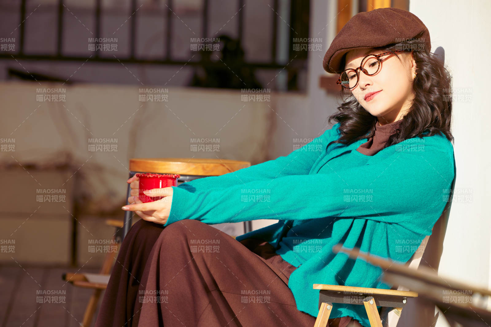 冬日午后在城市户外享受阳光的亚洲美女图片