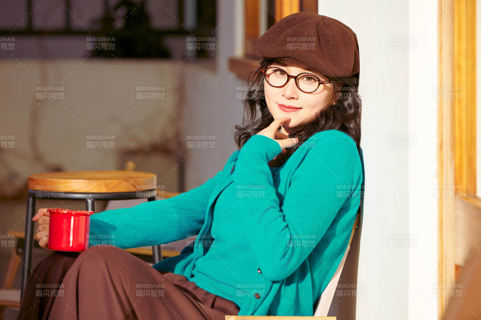 冬日午后在城市户外享受阳光的亚洲美女图片