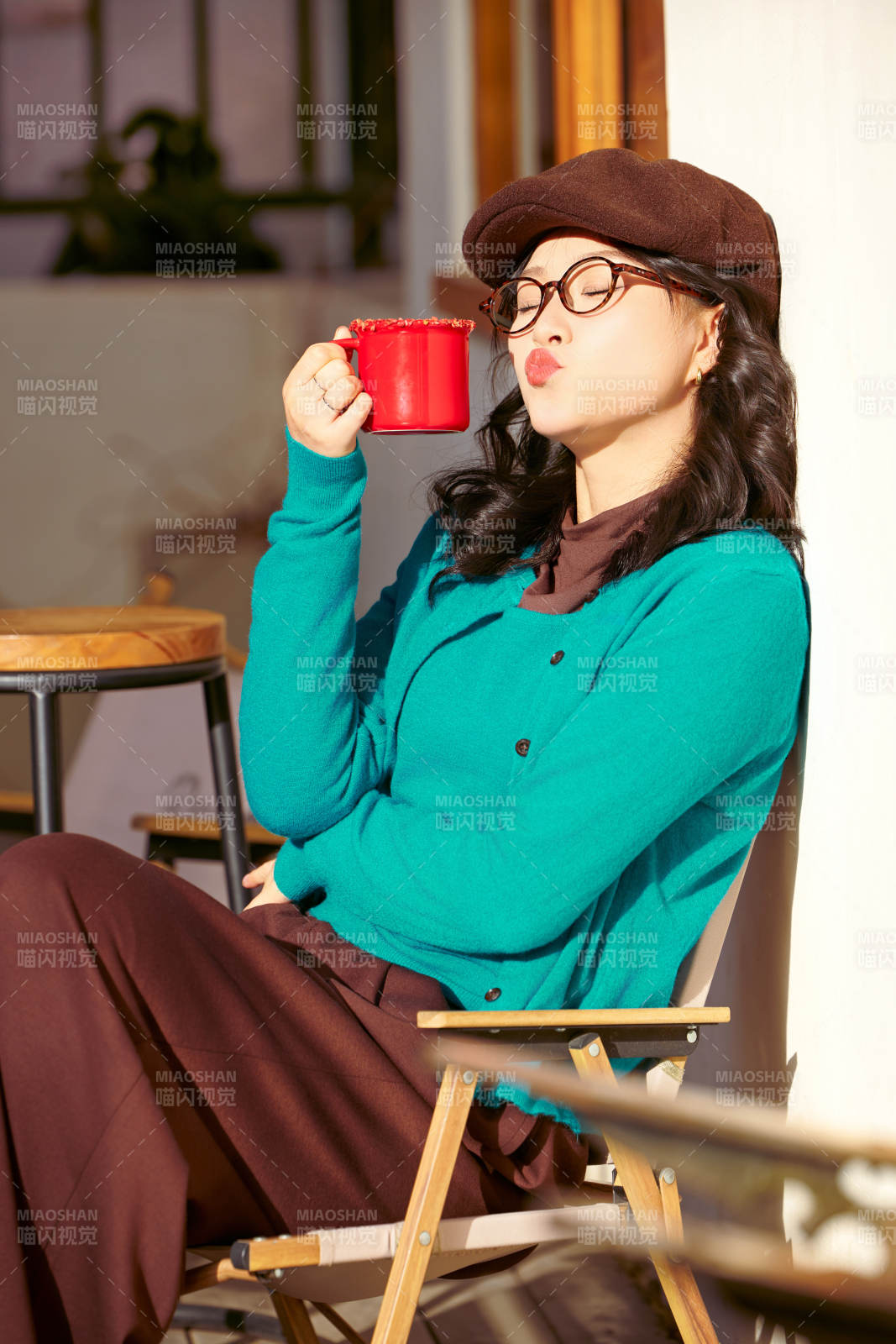 冬日午后在城市户外享受阳光的亚洲美女图片