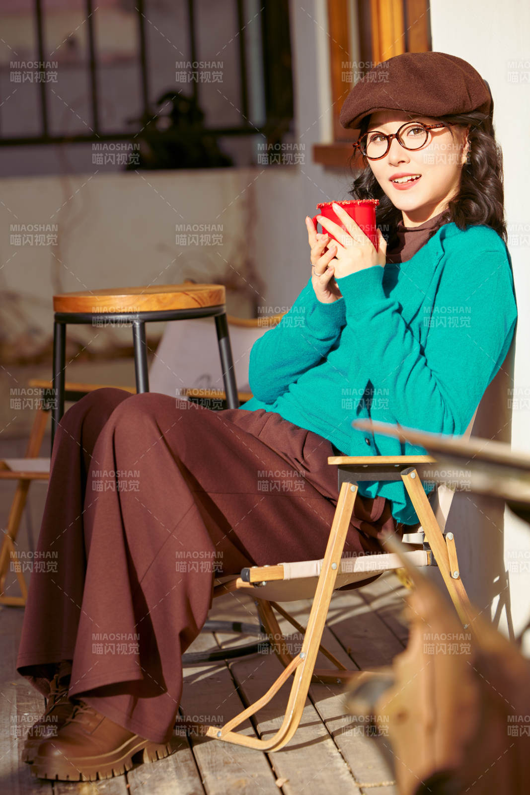 冬日午后在城市户外享受阳光的亚洲美女图片