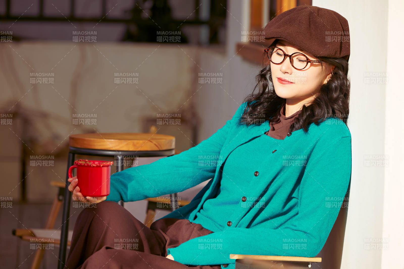 冬日午后在城市户外享受阳光的亚洲美女图片