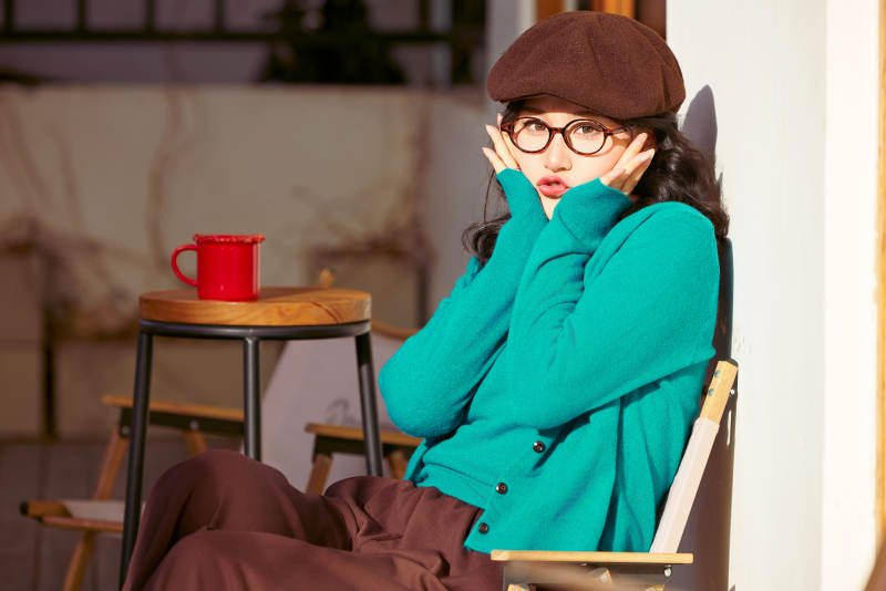 冬日午后在城市户外享受阳光的亚洲美女图片