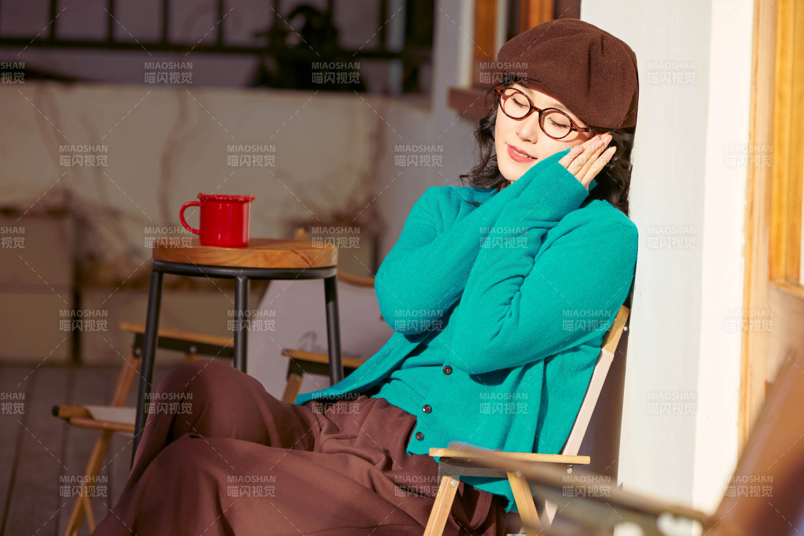 冬日午后在城市户外享受阳光的亚洲美女图片