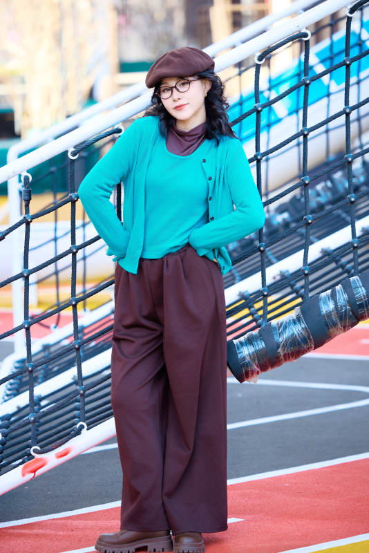 初冬季节在户外拍照的亚洲美女图片