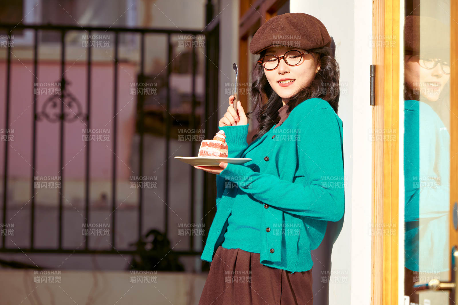 冬日午后在城市户外享受阳光的亚洲美女图片