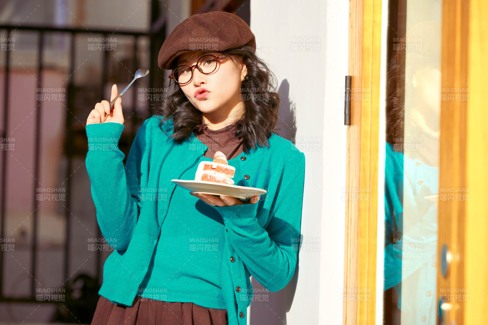 冬日午后在城市户外享受阳光的亚洲美女图片