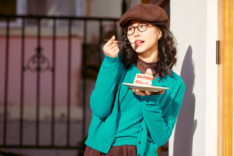 冬日午后在城市户外享受阳光的亚洲美女图片