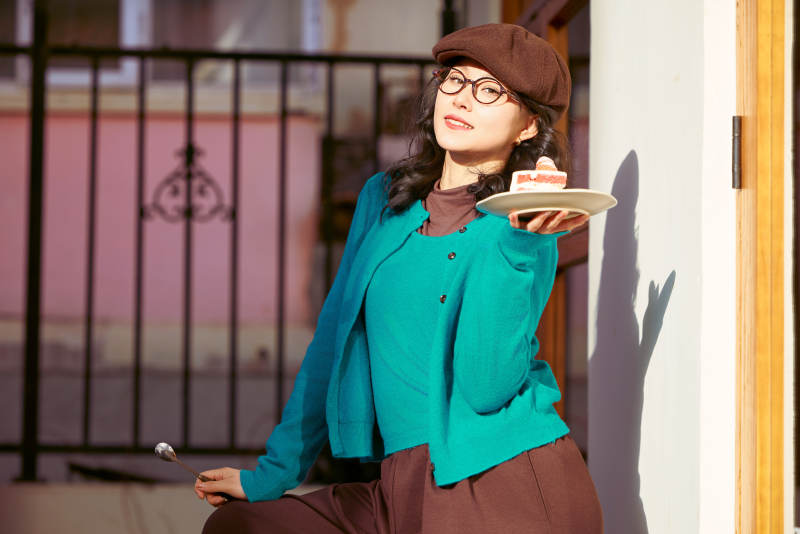 冬日午后在城市户外享受阳光的亚洲美女图片