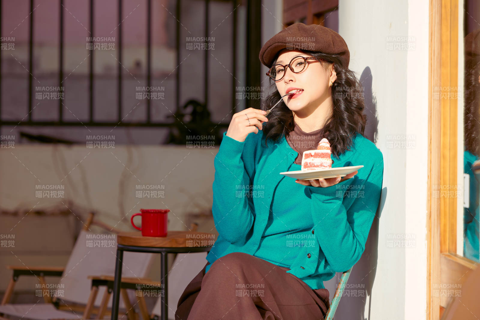 冬日午后在城市户外享受阳光的亚洲美女图片