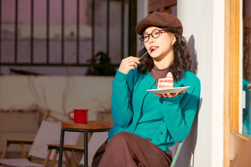 冬日午后在城市户外享受阳光的亚洲美女图片