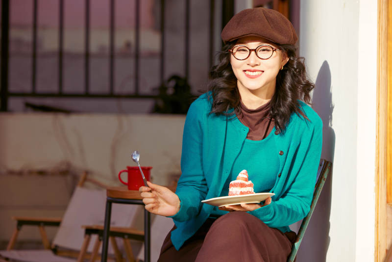 冬日午后在城市户外享受阳光的亚洲美女图片