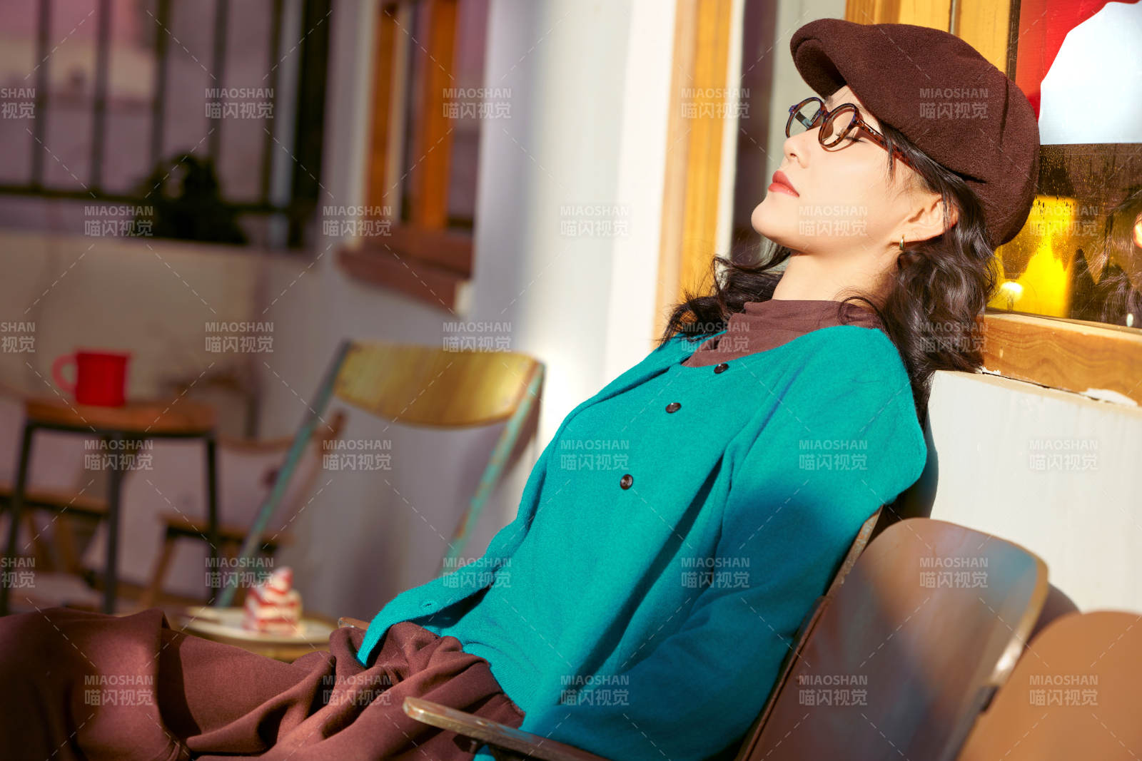 冬日午后在城市户外享受阳光的亚洲美女图片