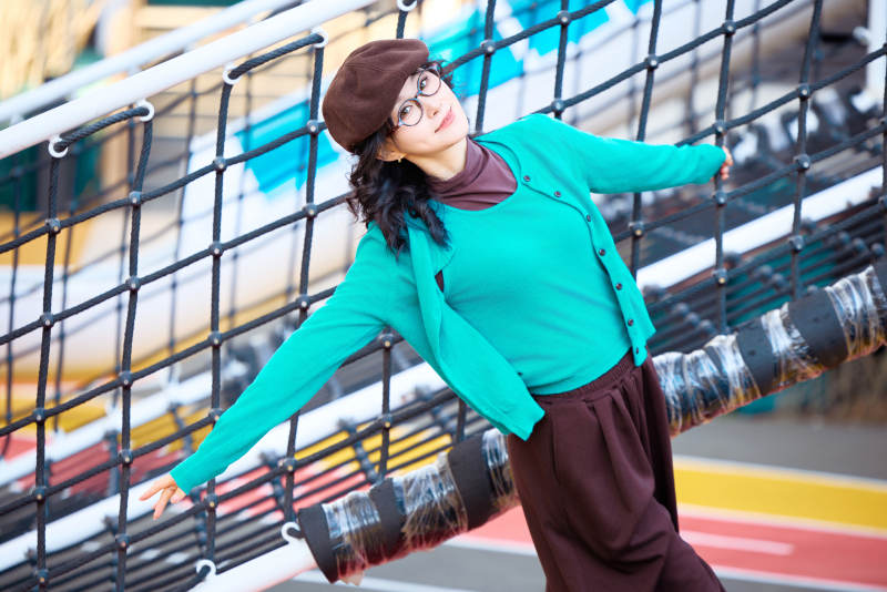 初冬季节在户外拍照的亚洲美女图片