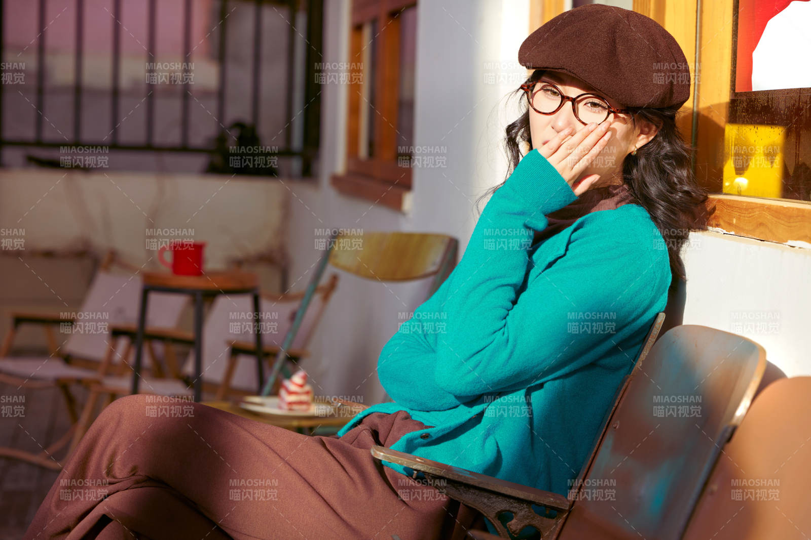 冬日午后在城市户外享受阳光的亚洲美女图片