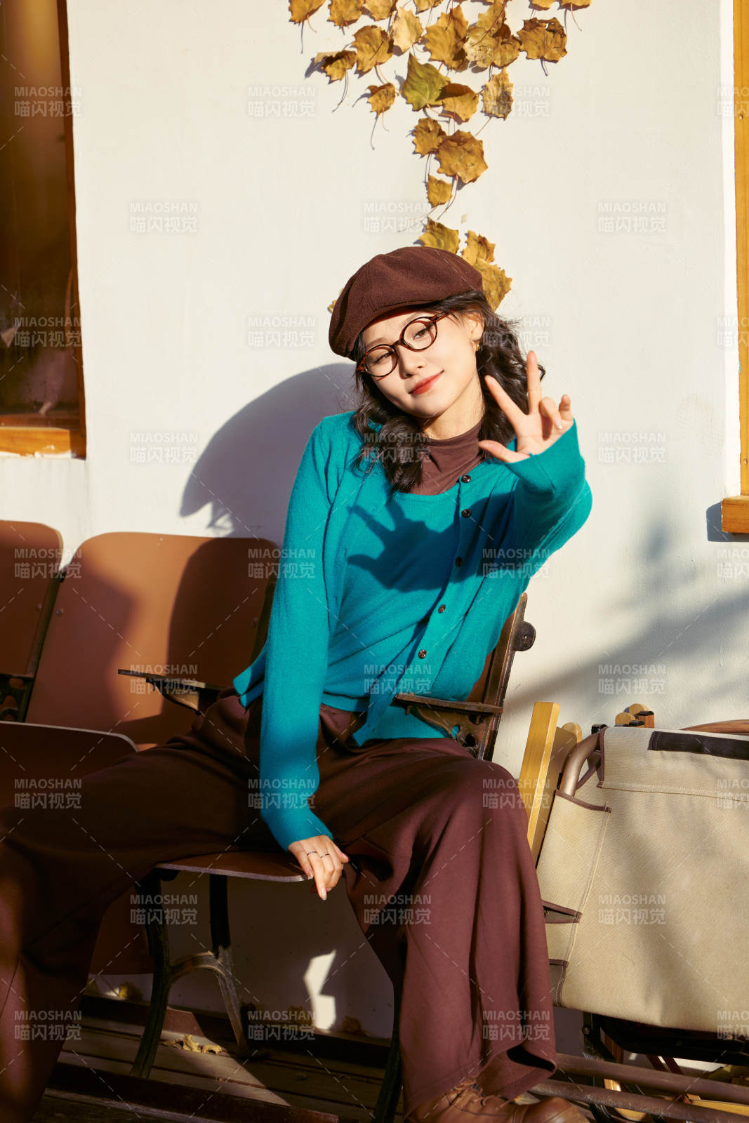 冬日午后在城市户外享受阳光的亚洲美女图片