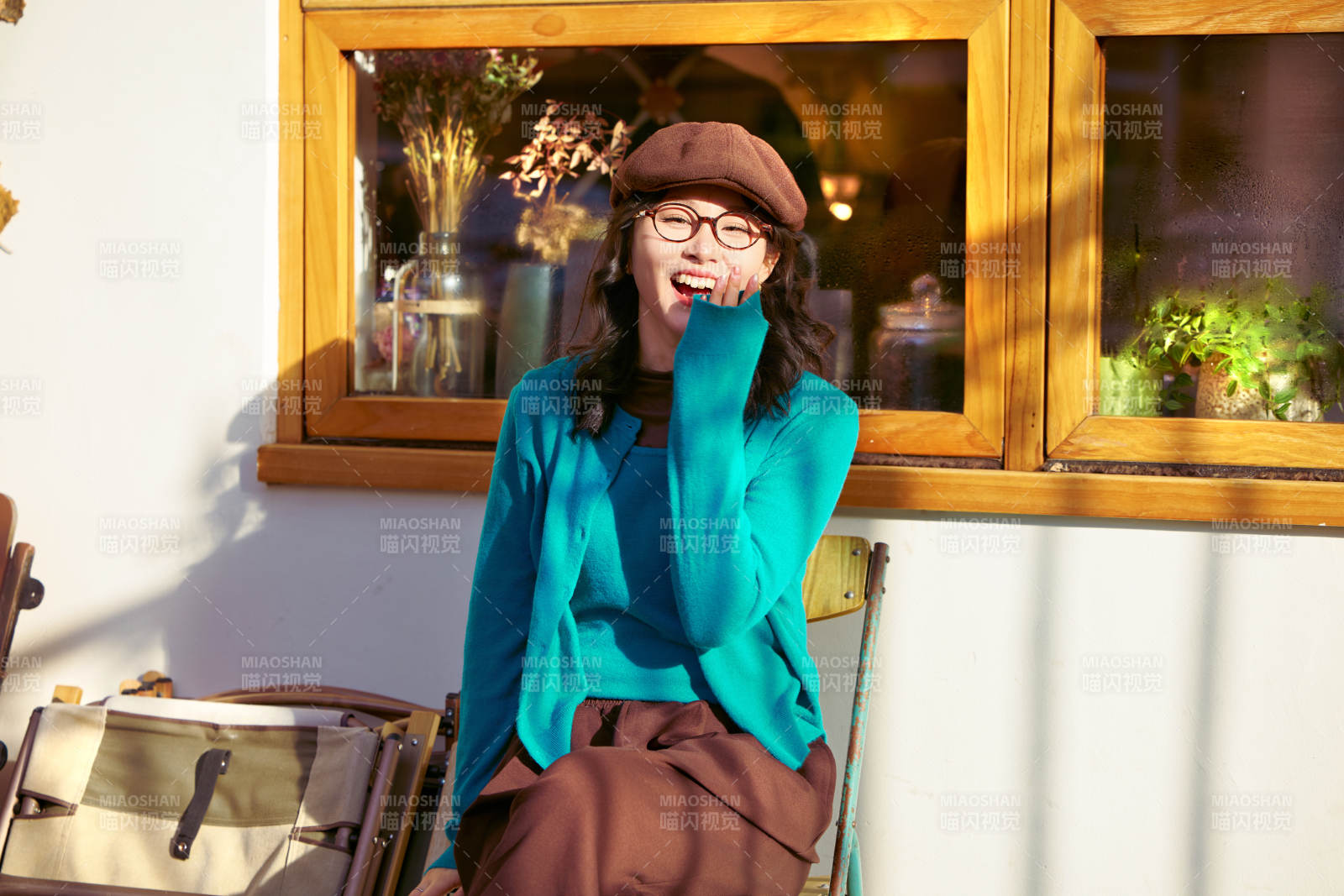 冬日午后在城市户外享受阳光的亚洲美女图片