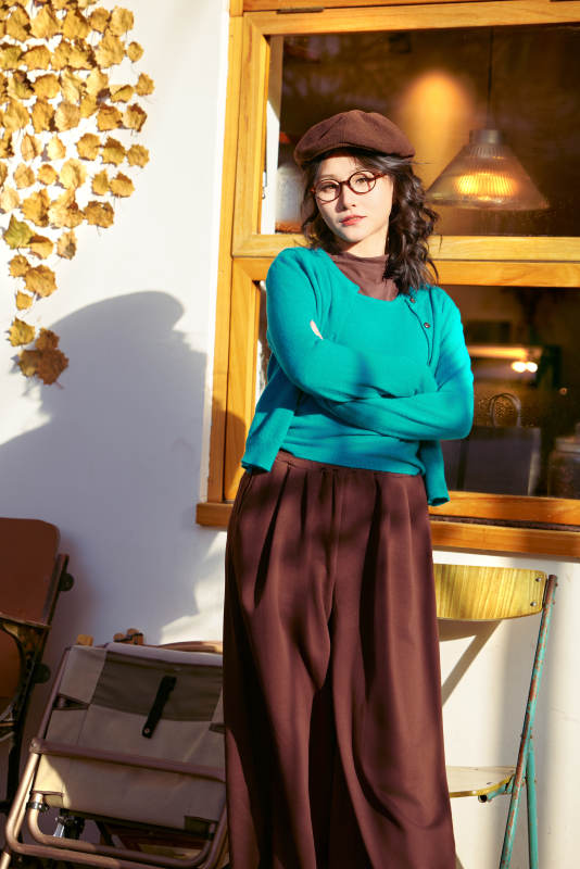 冬日午后在城市户外享受阳光的亚洲美女图片