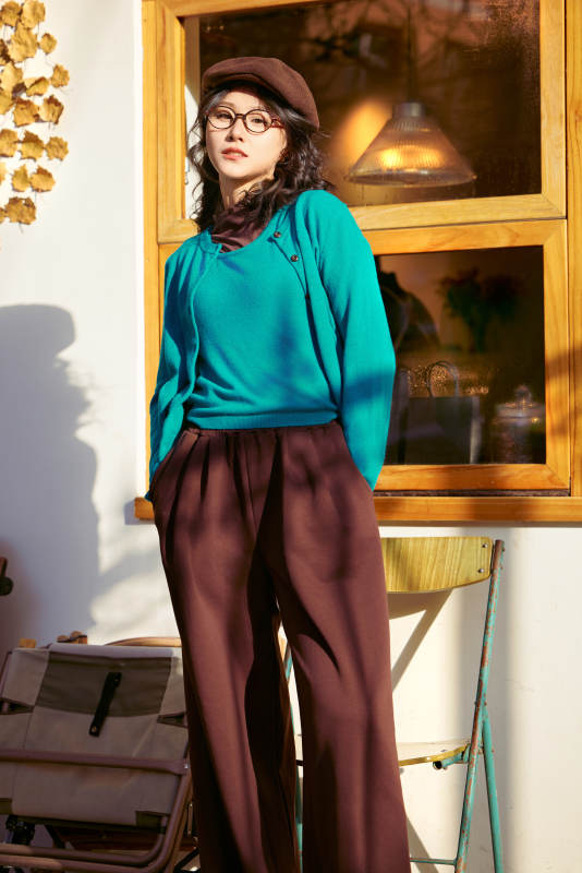 冬日午后在城市户外享受阳光的亚洲美女图片