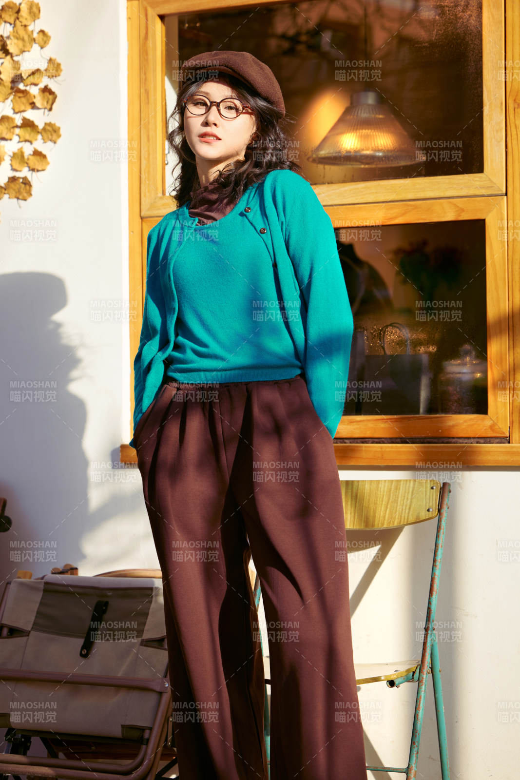 冬日午后在城市户外享受阳光的亚洲美女图片